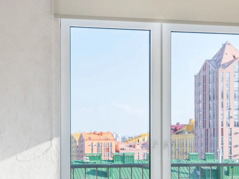 Camlı beyaz çerçeveli balkon kapıları