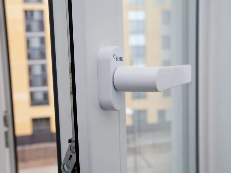 Beyaz PVC pencere kanadı, kolu ve pervazı
